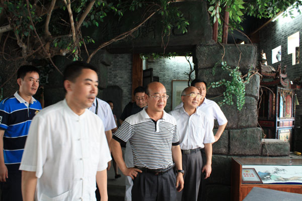 追本溯源  從專(zhuān)賣店到基地安慶市領(lǐng)導(dǎo)“訪(fǎng)道”天方茶業(yè)